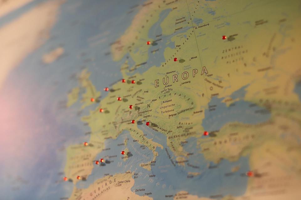 Une carte d'Europe avec des punaises