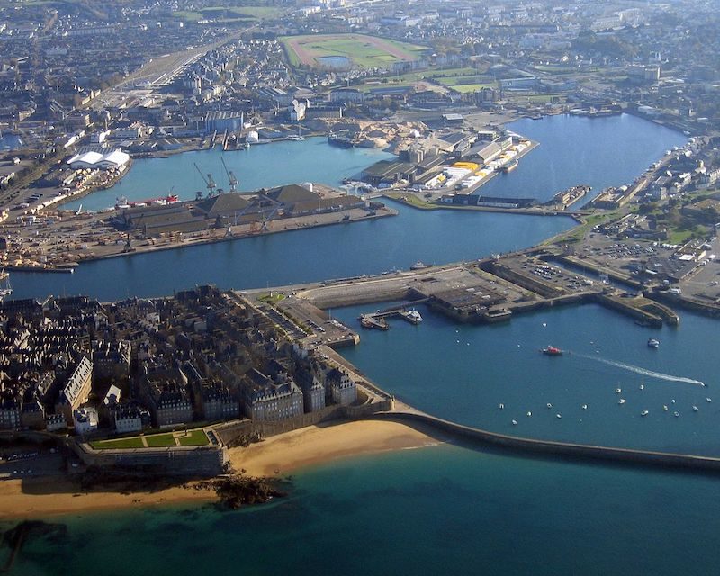 Vue aérienne sur le port de commerce de Saint-Malo