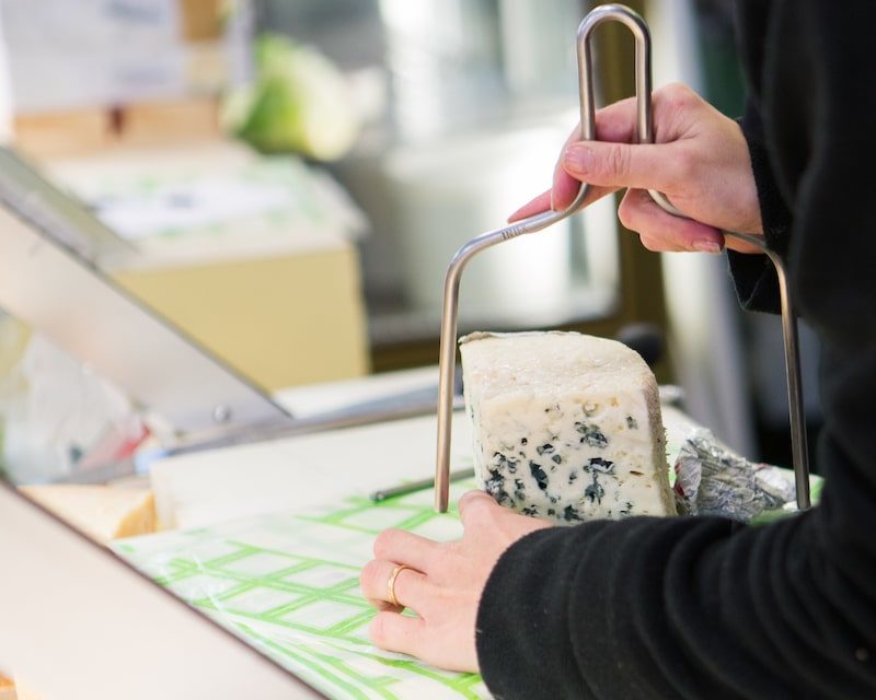 Découpe chez le fromager