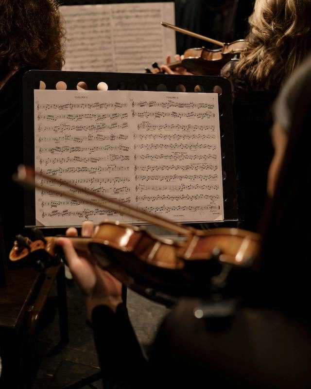 Une joueuse de violon et sa partition