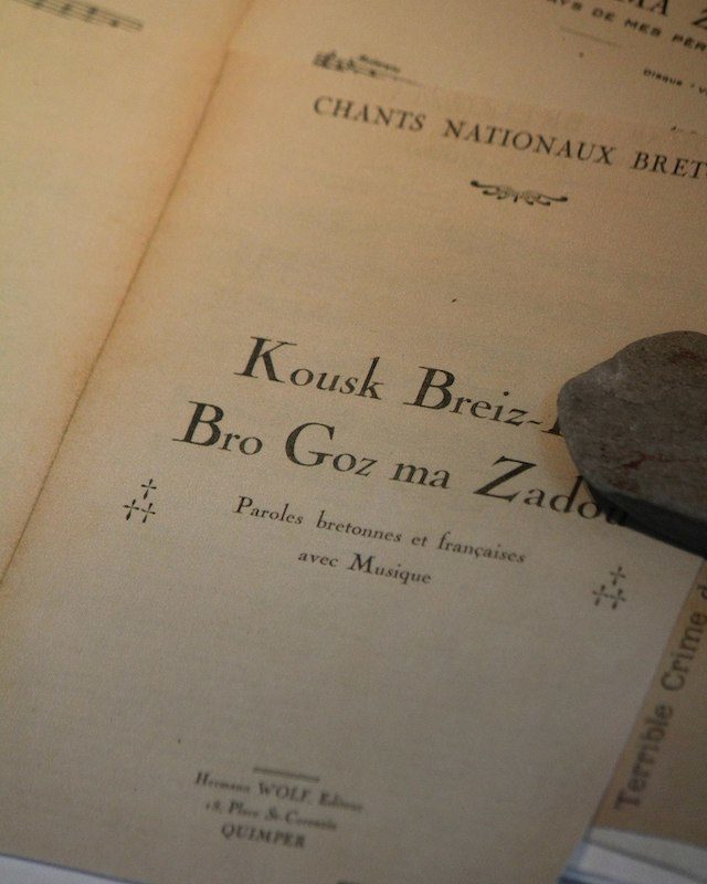 Le livre avec l'hymne breton Bro Gozh Ma Zadoù