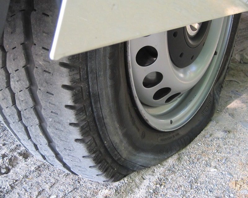 Un pneu creuvé