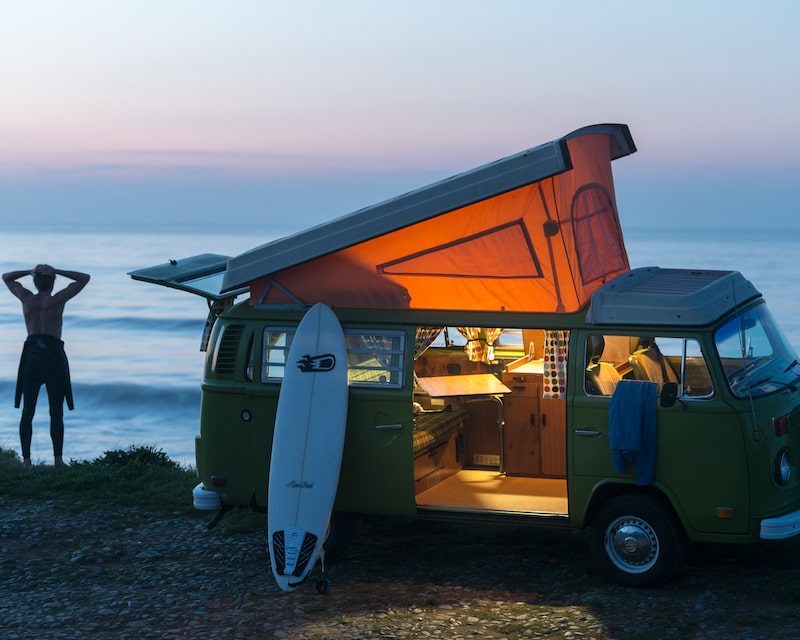 Un van aménagé et une planche de surf